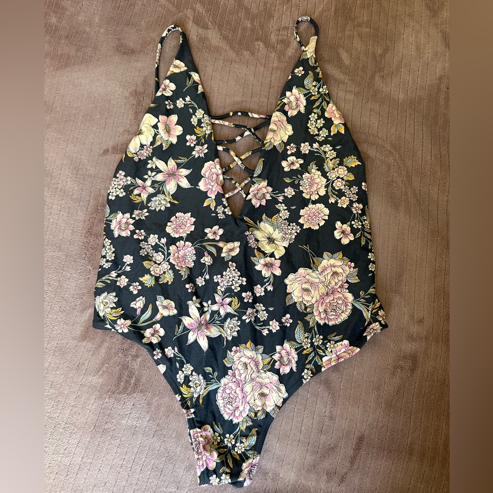 { Billabong Floral Lace-Up and Backless Swimsuit }